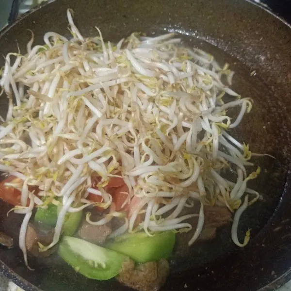 Masukkan toge kedalam wajan.