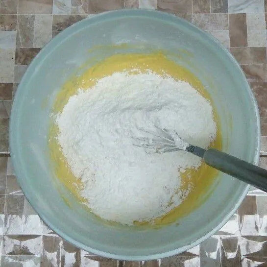 Masukkan tepung terigu dan tepung maizena.