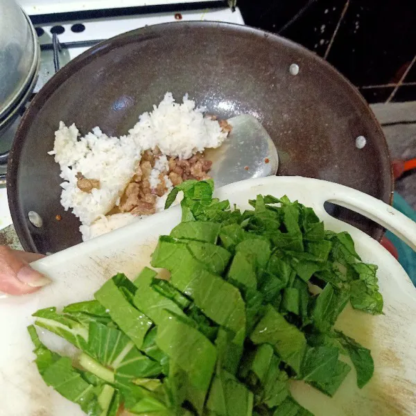 Masukkan nasi dan irisan sosin kedalam wajan. Aduk rata.