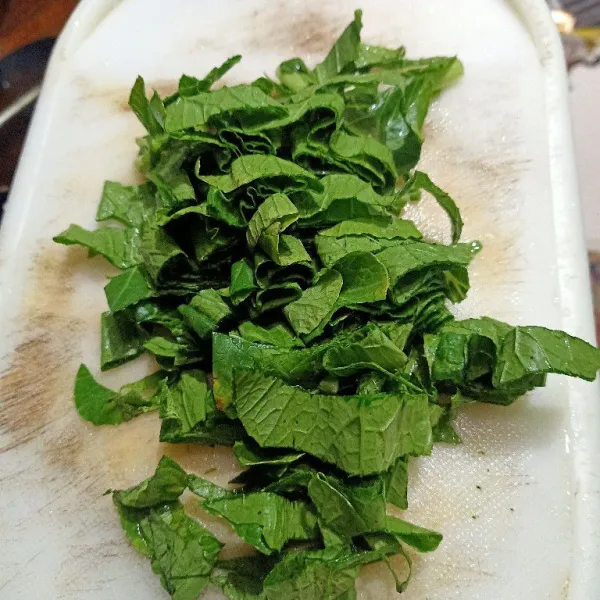 Potong daun sosin sesuai selera.