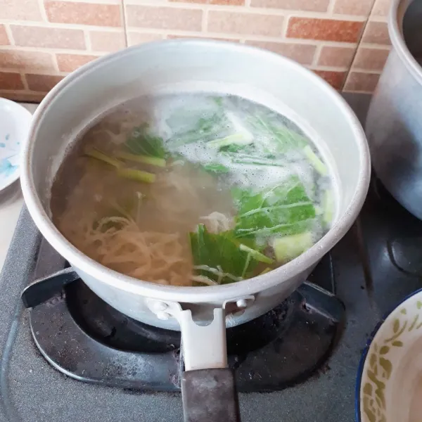 Rebus mie dan sawi dalam air mendidih selama 2 menit, tiriskan.