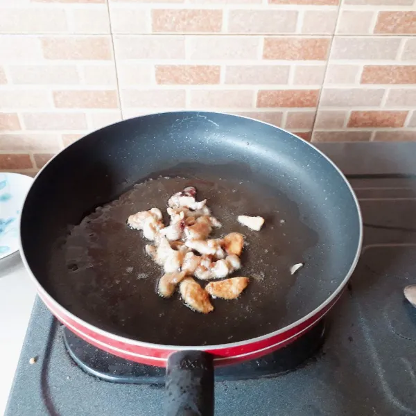 Minyak bawang : campurkan bawang putih, kulit ayam dan minyak goreng. Masak dengan api kecil hingga kulit kecokelatan dan matang. Pisahkan kulit ayam dan bawang putih, ambil minyaknya saja.