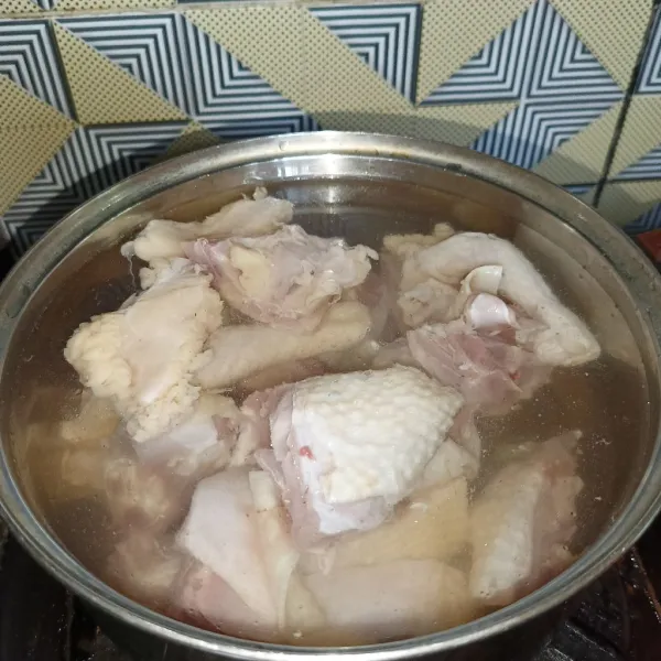 Rebus ayam dan air di panci.