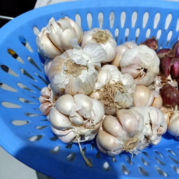 Siapkan bawang putih .