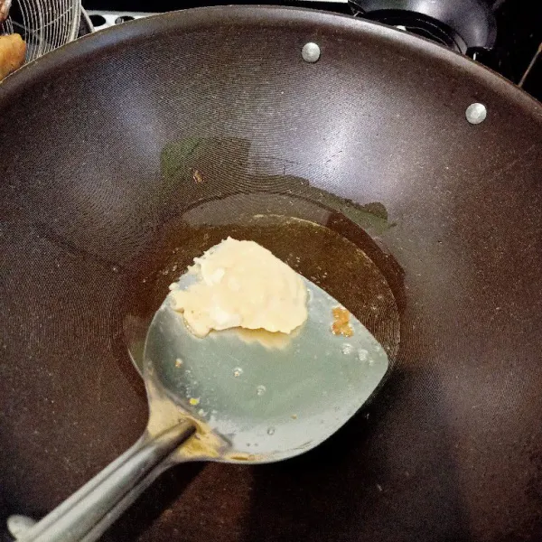 Siapkan wajan lalu beri minyak sedikit. Masukkan bawang putih halus. Oseng sampai tercium harum.
