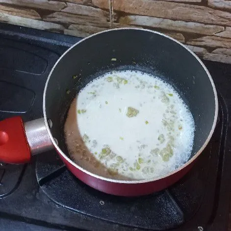 Masukkan susu uht, masak dengan api kecil.