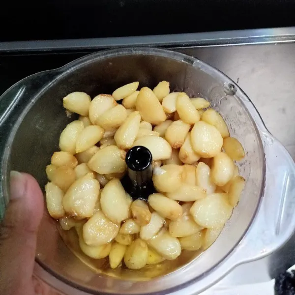 Masukkan bawang putih kedalam chopper dan tambahkan minyak goreng.