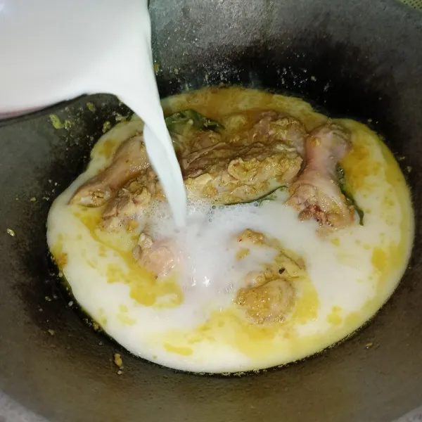 Tuang santan dan air asam jawa, masak sambil sesekali diaduk sampai ayam matang.