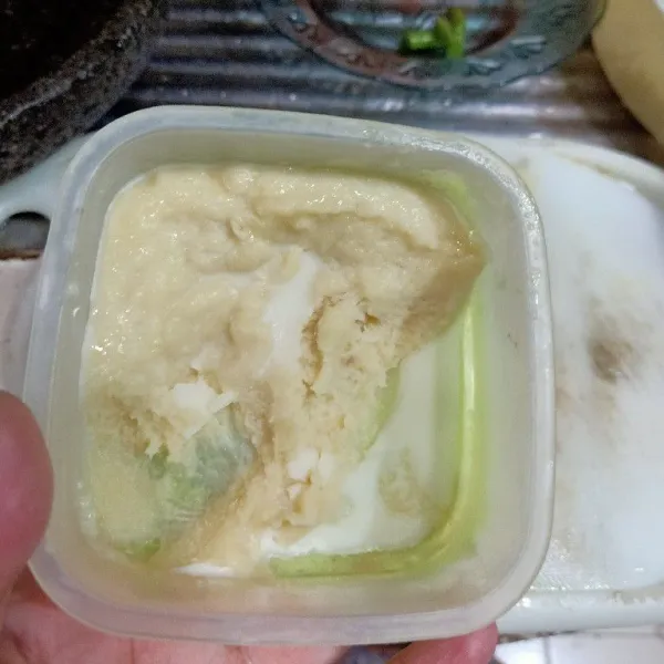 Siapkan bawang putih lalu blender dan sisihkan.