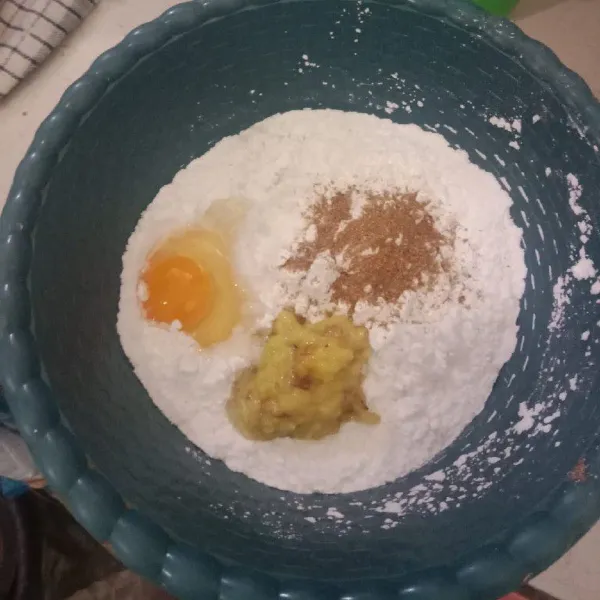 Campurkan tepung beras, tepung tapioka, telur, ketumbar, bumbu halus, garam, penyedap, aduk rata.
