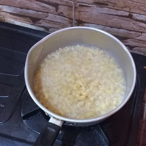 Rebus makaroni sampai matang, kemudian sisihkan.
