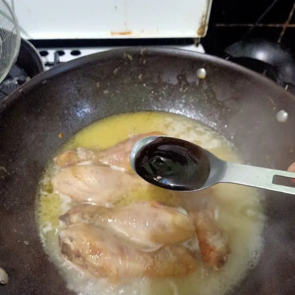 Masukkan kecap manis sesuai selera.