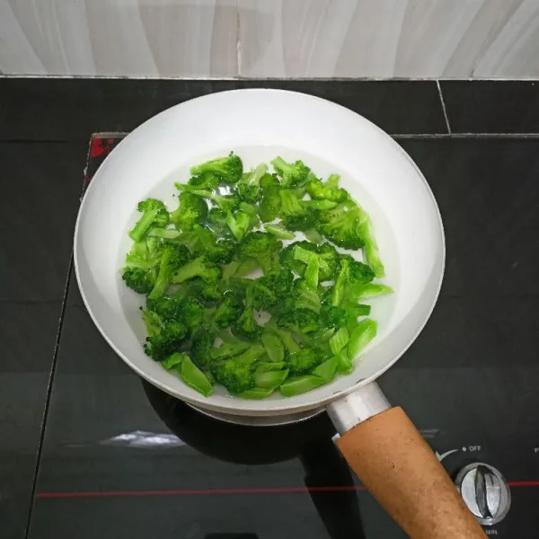 Rebus brokoli dalam air mendidih sebentar saja, cukup hingga berubah warna, angkat dan tiriskan.