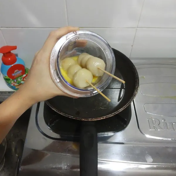 Masukkan cilok ke dalam kocokan telur ayam.