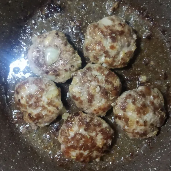 Menggunakan sebuah pan anti lengket, tuangkan sedikit olive oil lalu masak daging hamburger selama 5 menit dengan api sedang atau sampai coklat keemasan, lalu balik dan masak selama 1,5 menit. Kemudian tuangkan jus cranberry dan air keatas daging lalu tutup pan dan masak kembali selama 6-8 menit atau sampai cairannya berkurang.