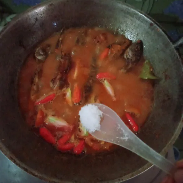 Masuk ikan tambakan air irisan tomat, cabe rawit utuh, garam, gula, dan kaldu bubuk masak hingga air mendidih.
