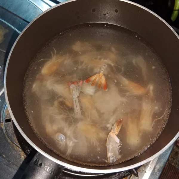 Rebus kepala dan kulit udang dengan 1 liter air, setelah mendidih saring air kaldu.