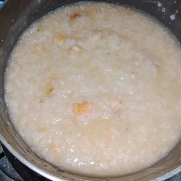 Setelah nasi hancur bumbui garam, kaldu bubuk, dan merica bubuk lalu koreksi rasa.