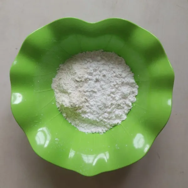 Masukkan tepung tapioka dan tepung terigu.