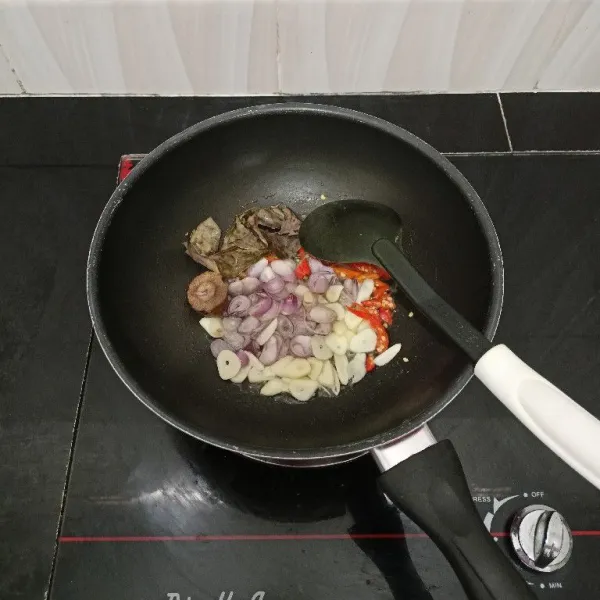 Panaskan minyak sayur. Tumis cabai rawit, bawang merah, bawang putih, lengkuas dan daun salam hingga harum.