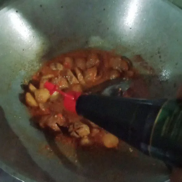 Tambahkan kecap manis aduk rata koreksi ,bakso mercon siap di sajikan.