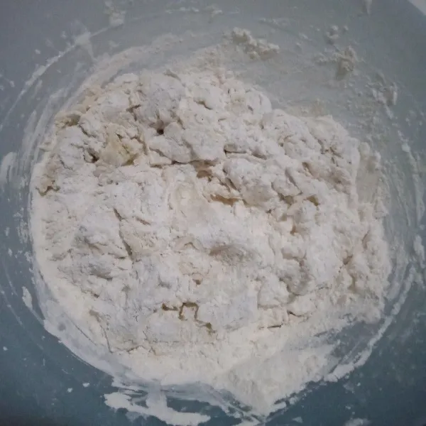 Kocok telur dan gula sampai tercampur rata. Masuk tepung, uleni sampai tercampur merata.