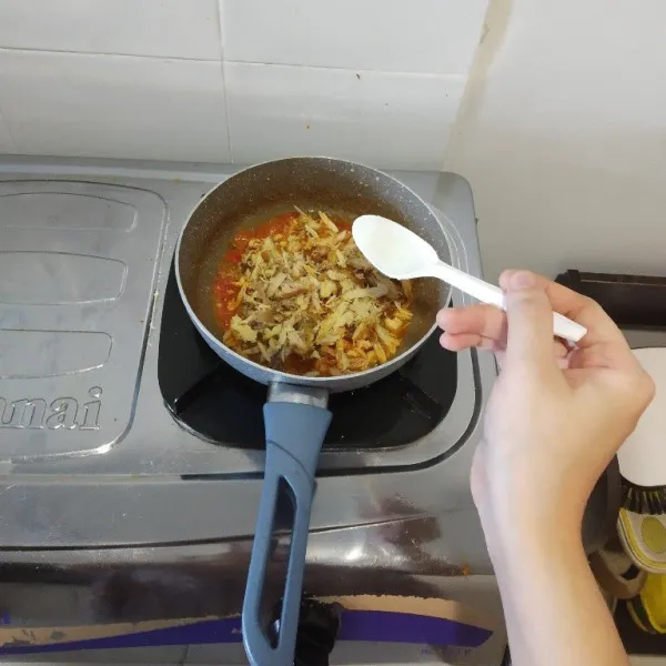 Masukkan suwiran ayam, beri garam, kaldu bubuk dan gula pasir lalu aduk rata.