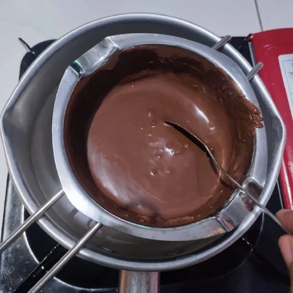Tim coklat susu batang hingga mencair.