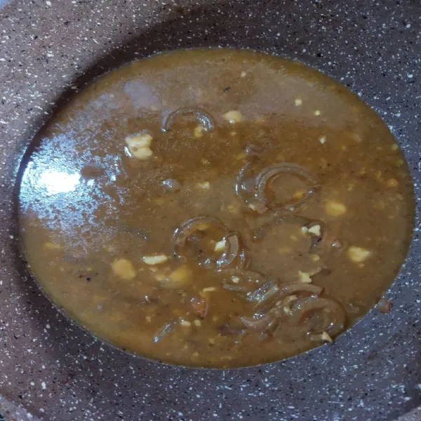 Menggunakan pan bekas memanggang daging, tuangkan worcestershire sauce, saus tomat, gula, dan mustard lalu aduk cepat menggunakan api kecil.