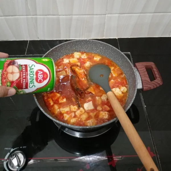 Kemudian masukkan tahu dan ikan sarden. Aduk rata perlahan. Masak hingga mendidih.