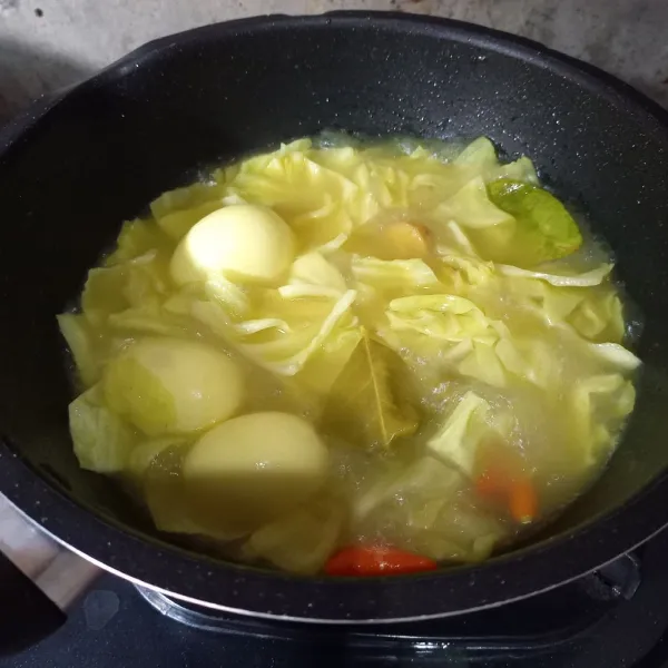 Bumbui dengan garam, gula dan penyedap. Masak sampai kol matang.