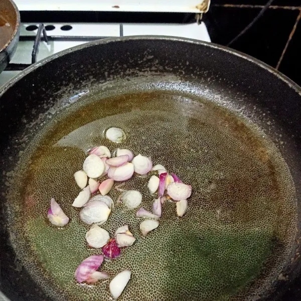Siapkan wajan lain lalu masukkan minyak setelah panas masukkan irisan bawang merah. Oseng sampai harum.