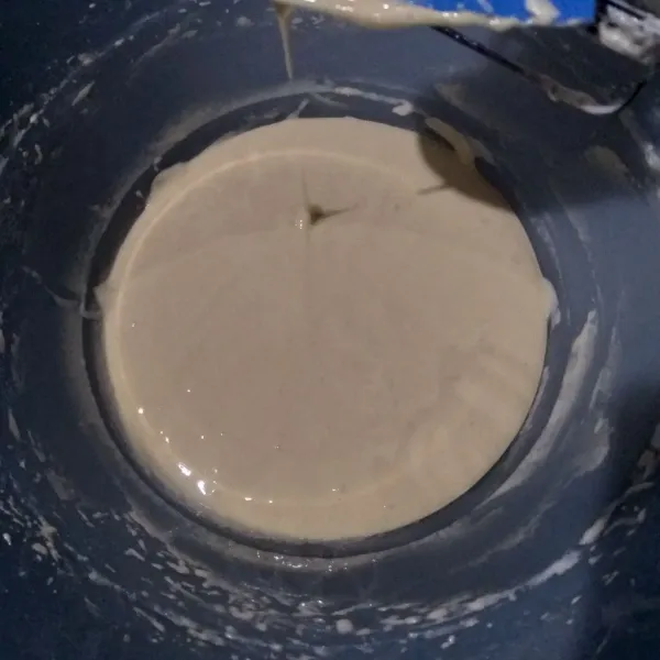 Masukkan tepung terigu secara bertahap, tambahkan vanili dan baking powder. Aduk, lipat perlahan.