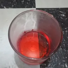 Siapkan gelas saji. Beri sisa sirup coco pandan.