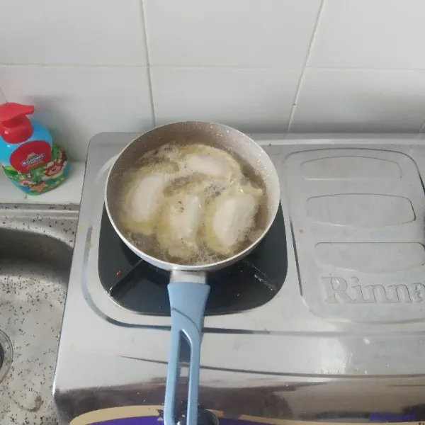 Kemudian goreng cireng dalam minyak panas dan sajikan.