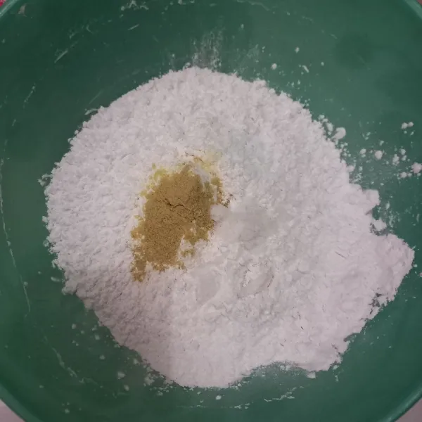 Siapkan campuran tepung sagu atau tepung tapioka bersama garam, kaldu ayam dan merica bubuk, aduk rata.