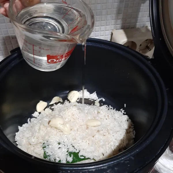 Tambahkan air sesuai takaran (jenis) beras dan rice cooker masing-masing, masak sampai matang sesuai petunjuk rice cooker.