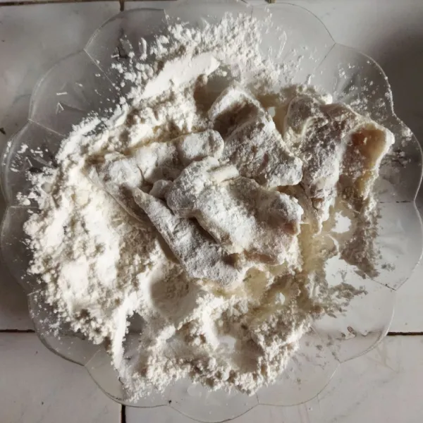 Lalu balurkan kedalam tepung kering yang tersisa hingga terselimuti rata.