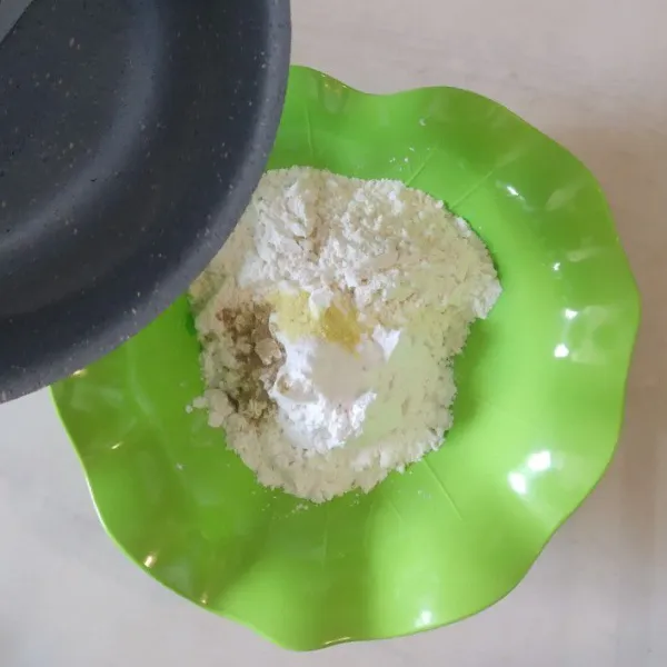 Masukkan air panas sedikit demi sedikit dan uleni adonan.