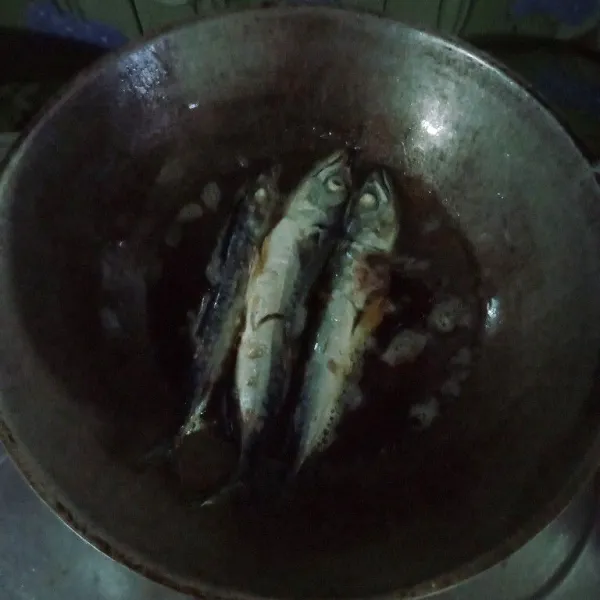 Panas minyak goreng ikan hingga matang angkat tiriskan.