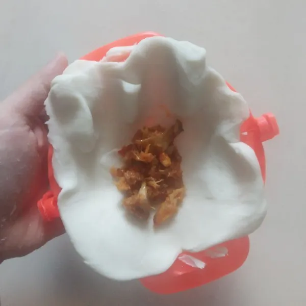Siapkan adonan cireng yang telah dibuat sebelumnya dan masukkan isian ayam pedas.
