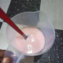 Larutkan krimer bubuk dengan air hangat, tambahkan gula pasir, garam, sedikit sirup coco pandan. Aduk rata. Kemudan beri air es, aduk.