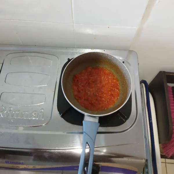 Tumis bumbu halus sampai harum.