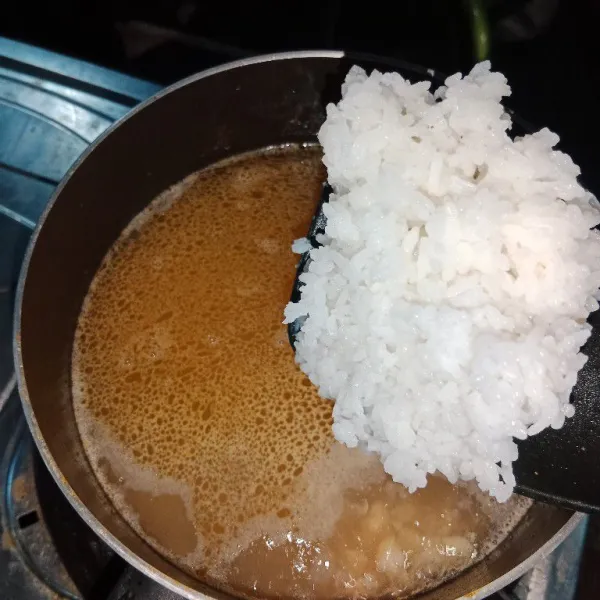Masukan nasi lalu masak nasi sampai hancur.