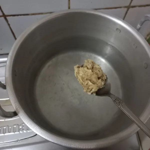 Didihkan kembali air yang baru dalam panci, masukkan bawang putih, merica dan garam ke dalamnya.
