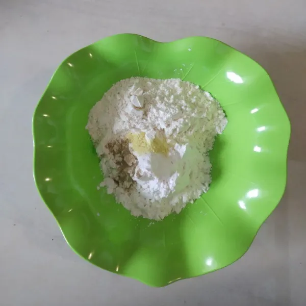 Beri kaldu bubuk dan bawang putih.