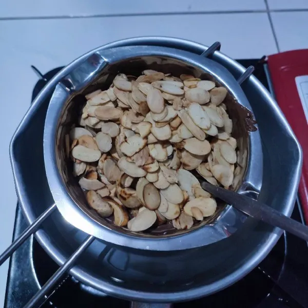 Masukkan kacang mede dan kacang almond sangrai, kemudian aduk hingga tercampur rata.