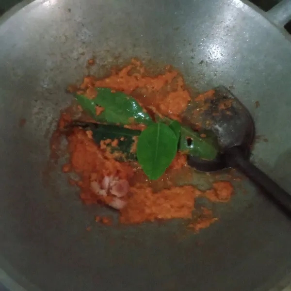 Haluskan bumbu kemudian tumis hingga harum masukkan daun salam dan lengkuas, Setelah itu, tumis kembali.