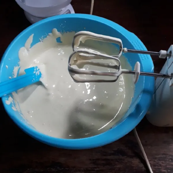 Mixer telur dan gula dengan kecepatan tinggi hingga kental berjejak selama 15 menit.