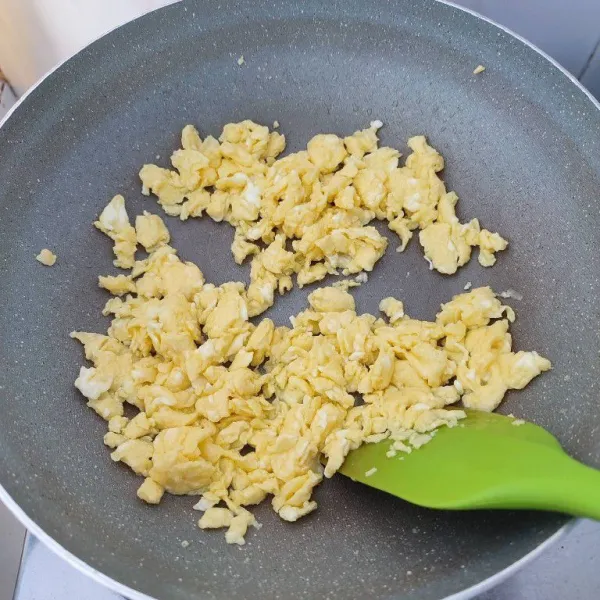 Goreng telur ayam yang sudah dikocok lepas, buat orak-arik. Sisihkan.